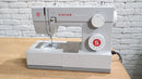 Máquina de costura reta Singer Facilita Pro 4423 portátil